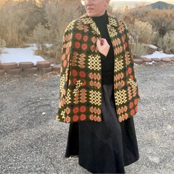 Vintage AMAZINGNESS!!! Embroidered Geometric Print Cape Brocade Stunning - Picture 2 of 9